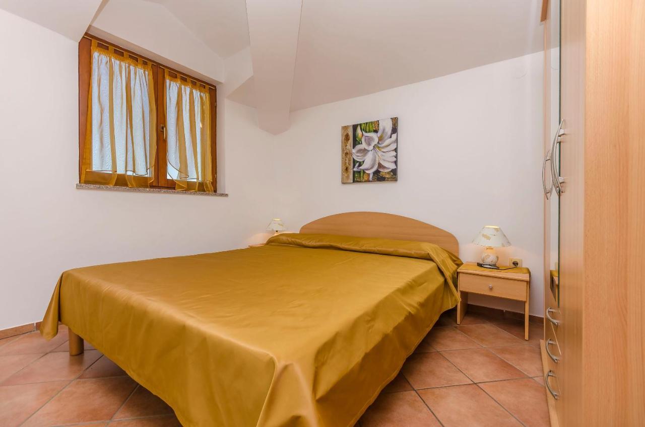 Apartments Villa Estella Srima Eksteriør billede